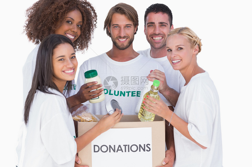 将食物放进捐赠箱的快乐志愿者图片
