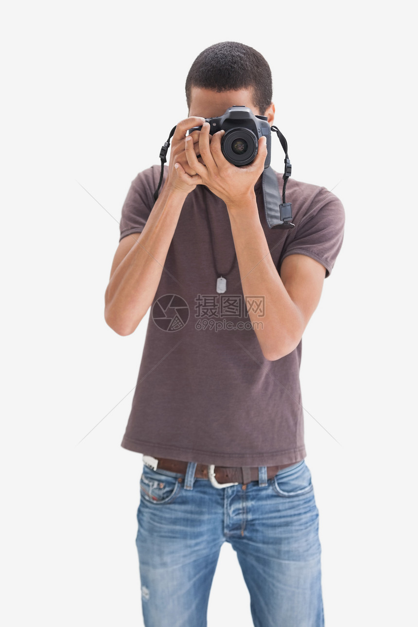Hip青年男子用相机对着镜头图片