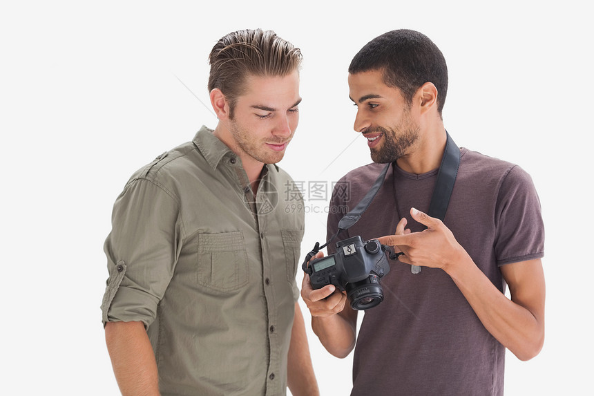 摄影师在镜头上展示他朋友的照片图片