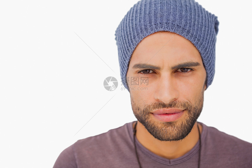 身戴比阿尼帽子的严肃男人混血男性胡须胡子思维项链潮人图片