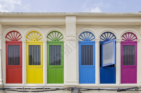 色彩多彩的窗口城市建筑学殖民背景图片