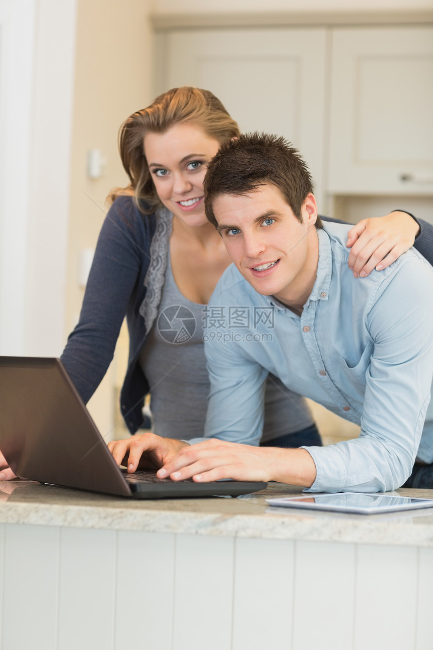 使用膝上型电脑的年轻夫妇男人女性平板触摸屏妻子丈夫快乐女朋友台面技术图片