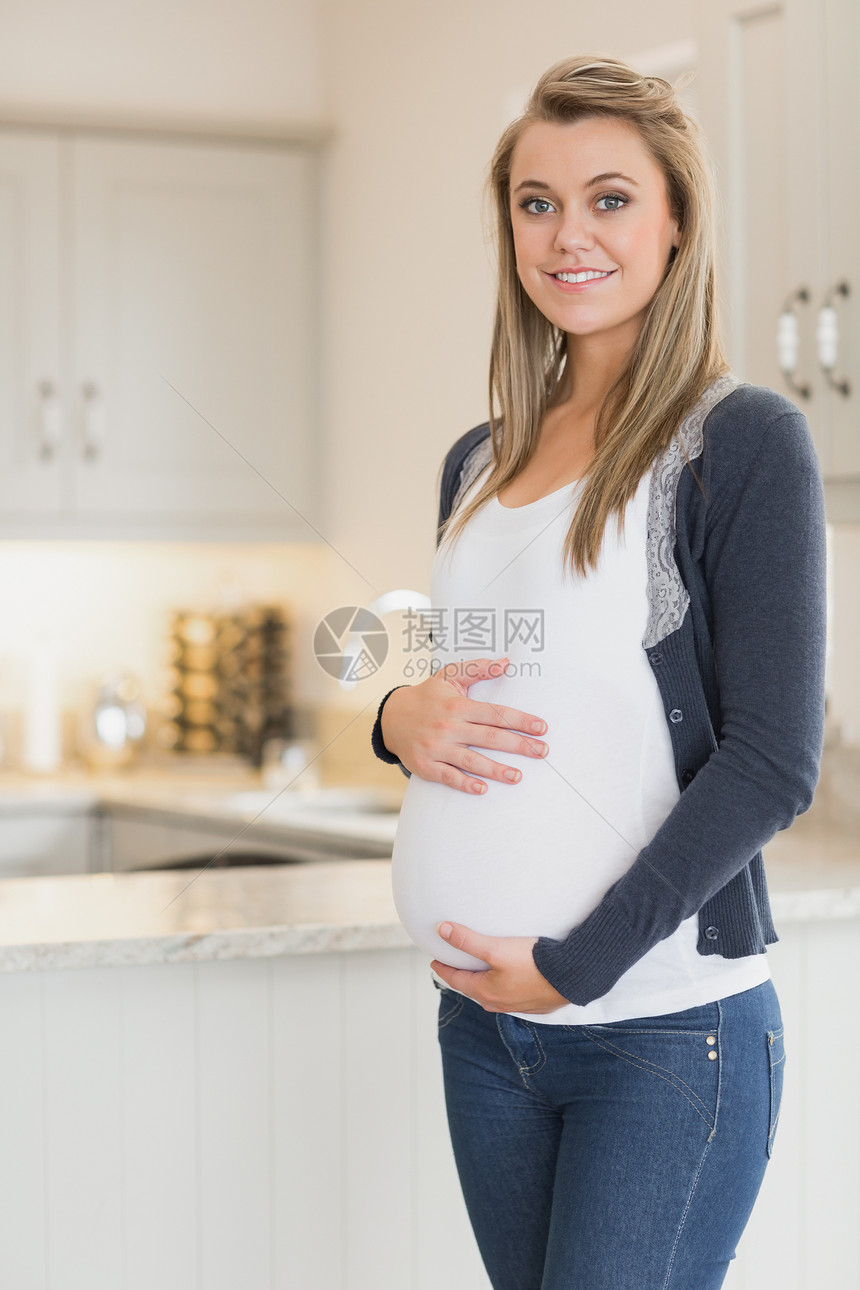 年轻孕妇怀孕浅色金发女郎孕妇装快乐厨房母亲长发金发女士图片