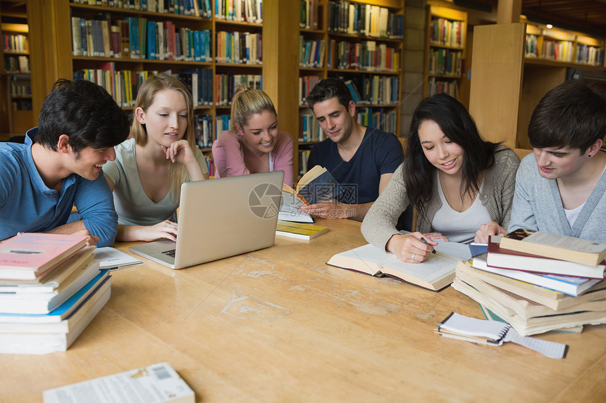 学生在图书馆学习;图片