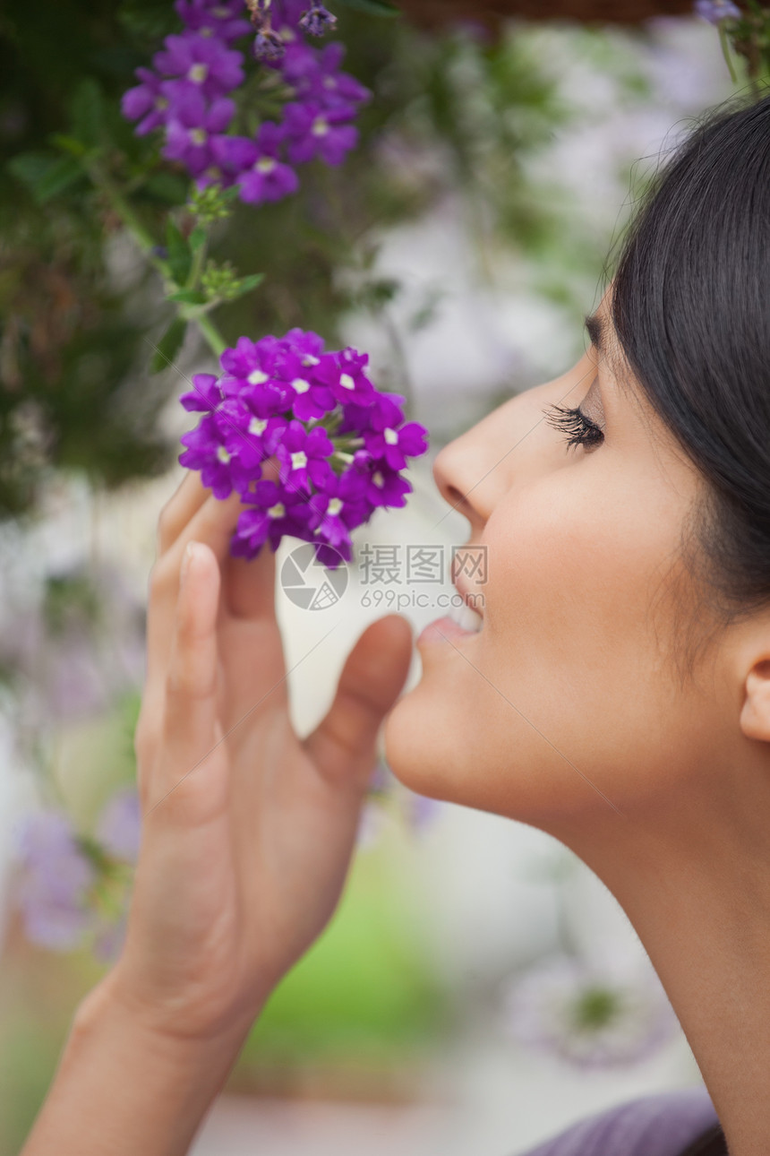 闻着紫花香的女人图片