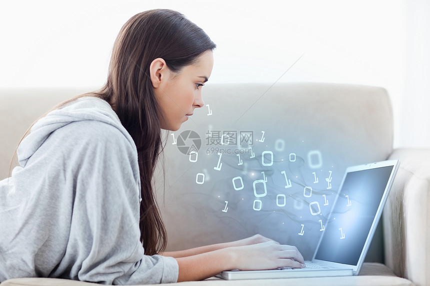 妇女使用手提笔记本电脑 二元代码漂浮在图片