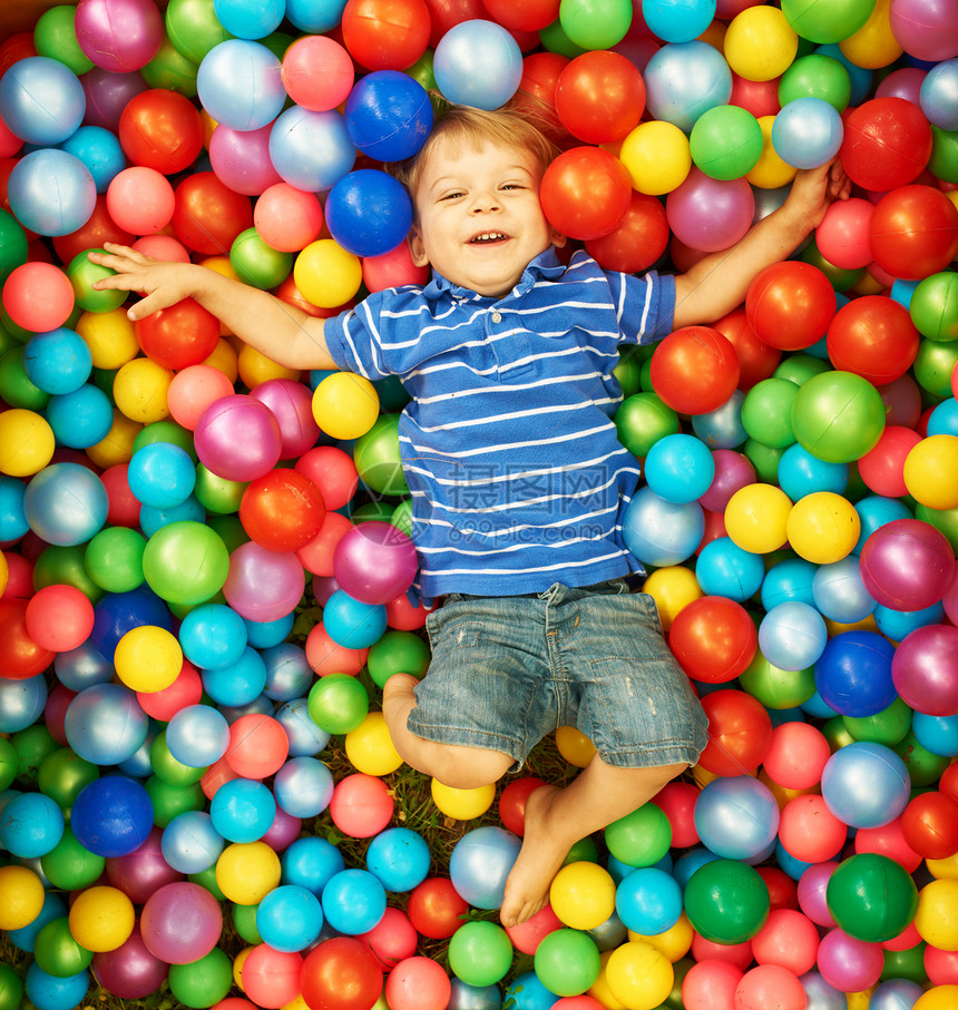 玩多彩塑料球的快乐儿童闲暇乐趣游戏幸福水池幼儿园喜悦团体中心活动图片