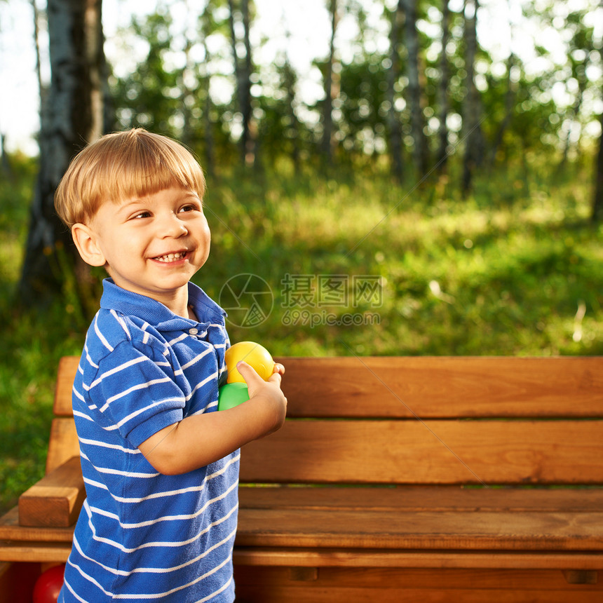 玩多彩塑料球的快乐儿童操场男生活动闲暇童年游戏乐趣幸福喜悦玩具图片