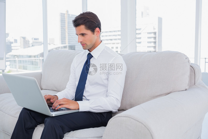 在沙发上使用笔记本电脑的商务人士男人办公室长椅人士职员技术男性职场商务领带图片