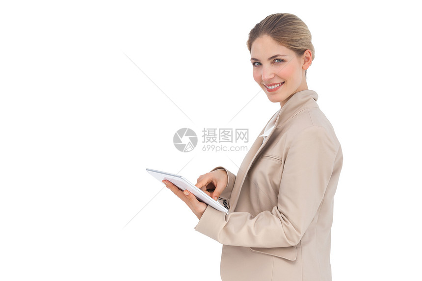 手持平板电脑的微笑女商务人士图片