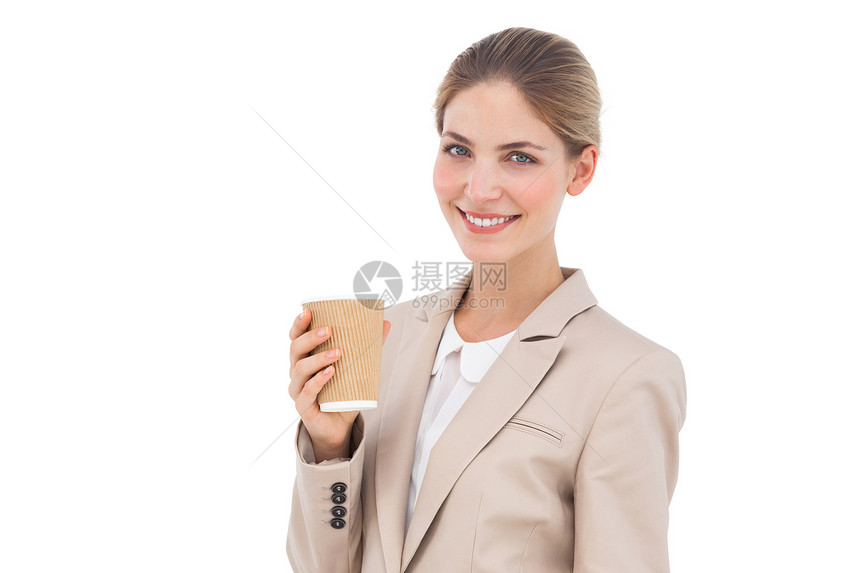 带着咖啡杯微笑的女商务人士图片