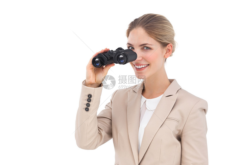 女商务人士用望远镜对着镜头微笑图片