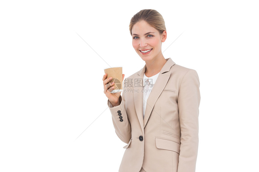 拿着咖啡杯的微笑女商务人士图片
