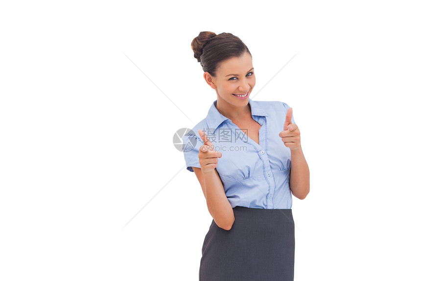 笑笑的女商务人士用手指展示一些东西图片