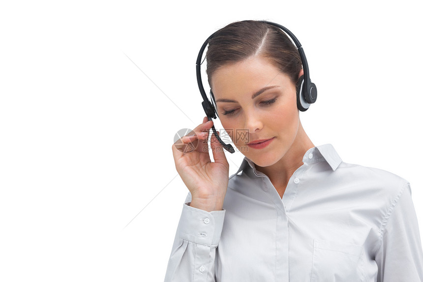 商业女商务人士聆听耳机呼叫员的呼声图片