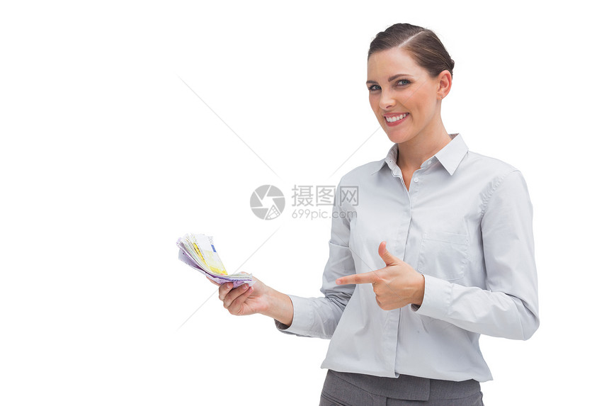开心的女商务人士指着她手上的钱图片