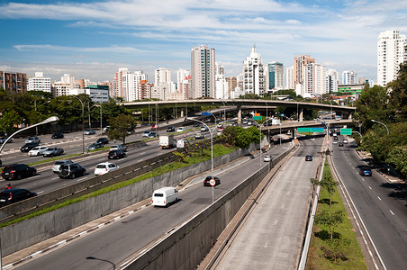 伊比拉普埃拉城市Saopaulo的交通渠道市中心景观经济建造运输商业天空摩天大楼建筑物大街背景