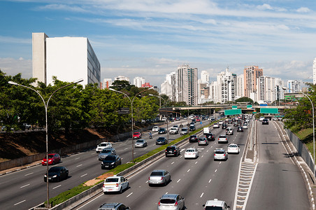 莫斯奎鲁埃拉城市Saopaulo的交通渠道景观拉丁商业汽车速度运输城市化办公室市中心大街背景