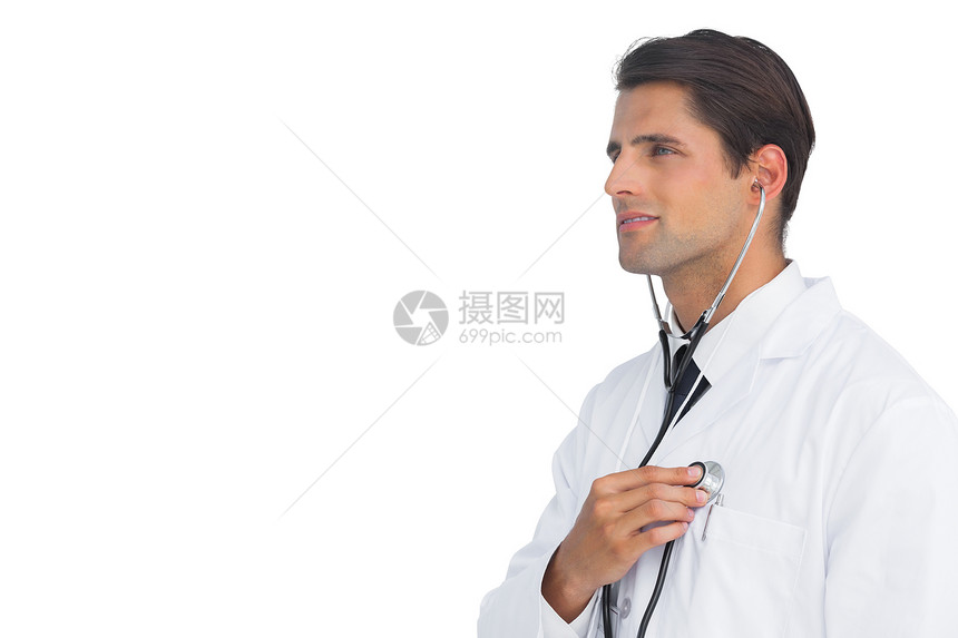 微笑的医生把听诊器放在胸口图片