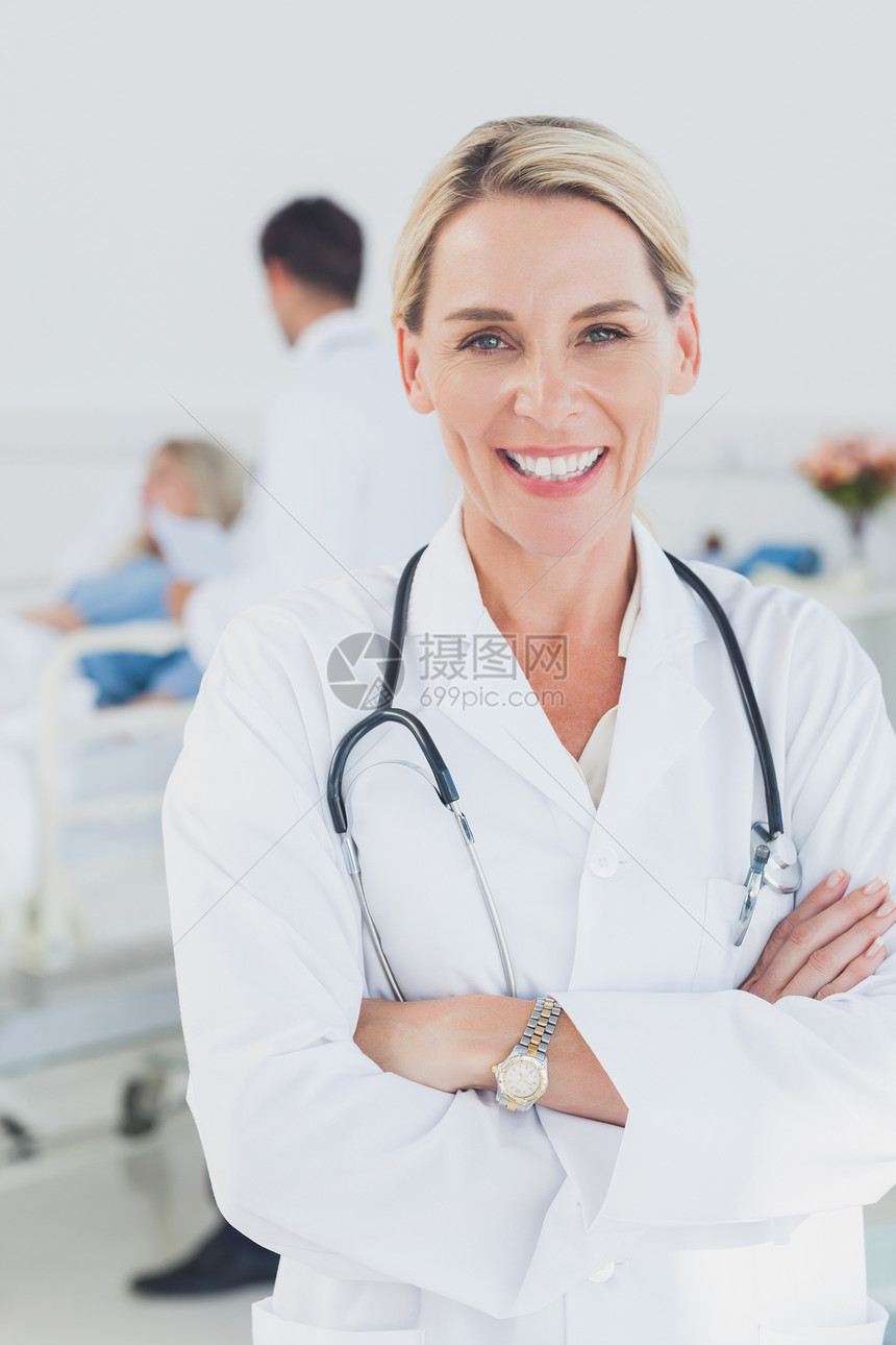 带过手的微笑医生男人医院病房男性工作服医疗病床制服实验职业图片
