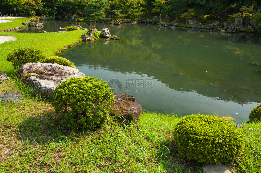 Zen花园巨石锦鲤建筑学传统池塘百合公园园艺哲学冥想图片