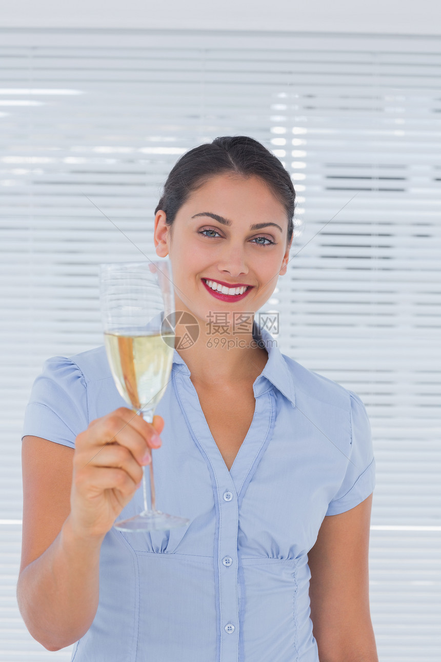 白发女商务人士 举着一笛香槟图片