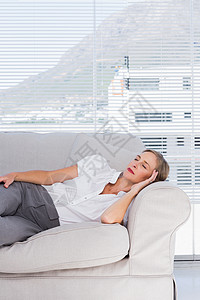 躺在沙发上的放松的女商务人士背景图片