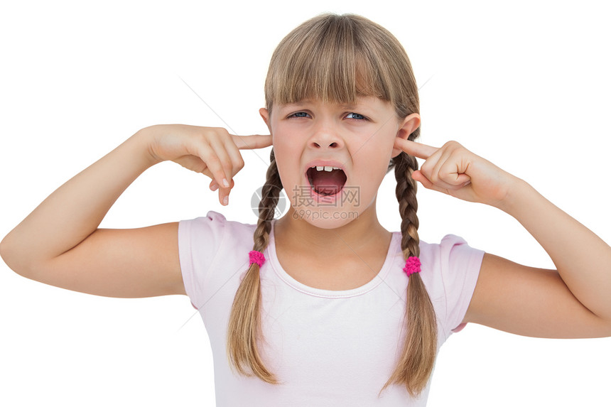小女孩用手指塞住她的耳朵图片