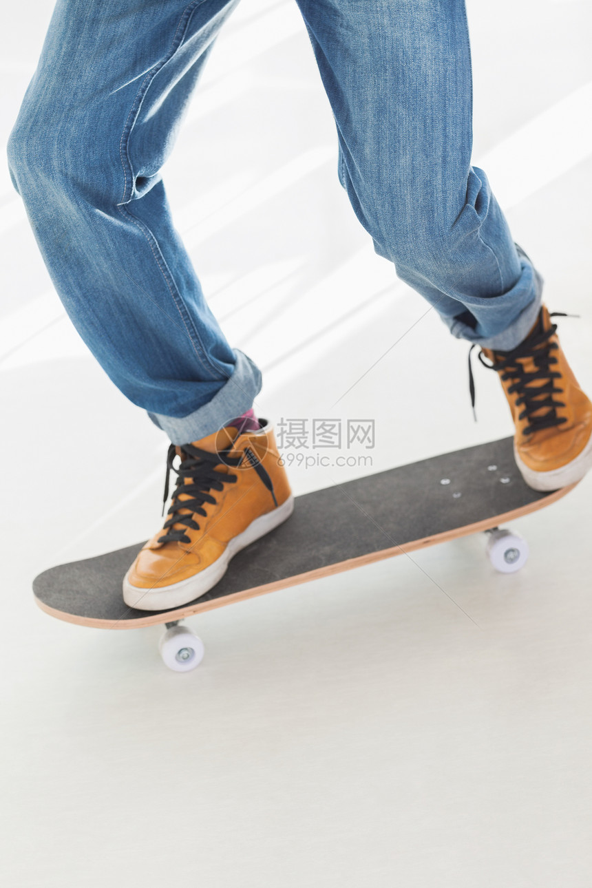 男人在滑板上运动牛仔裤平衡溜冰者滑冰城市甲板木板车轮天赋图片