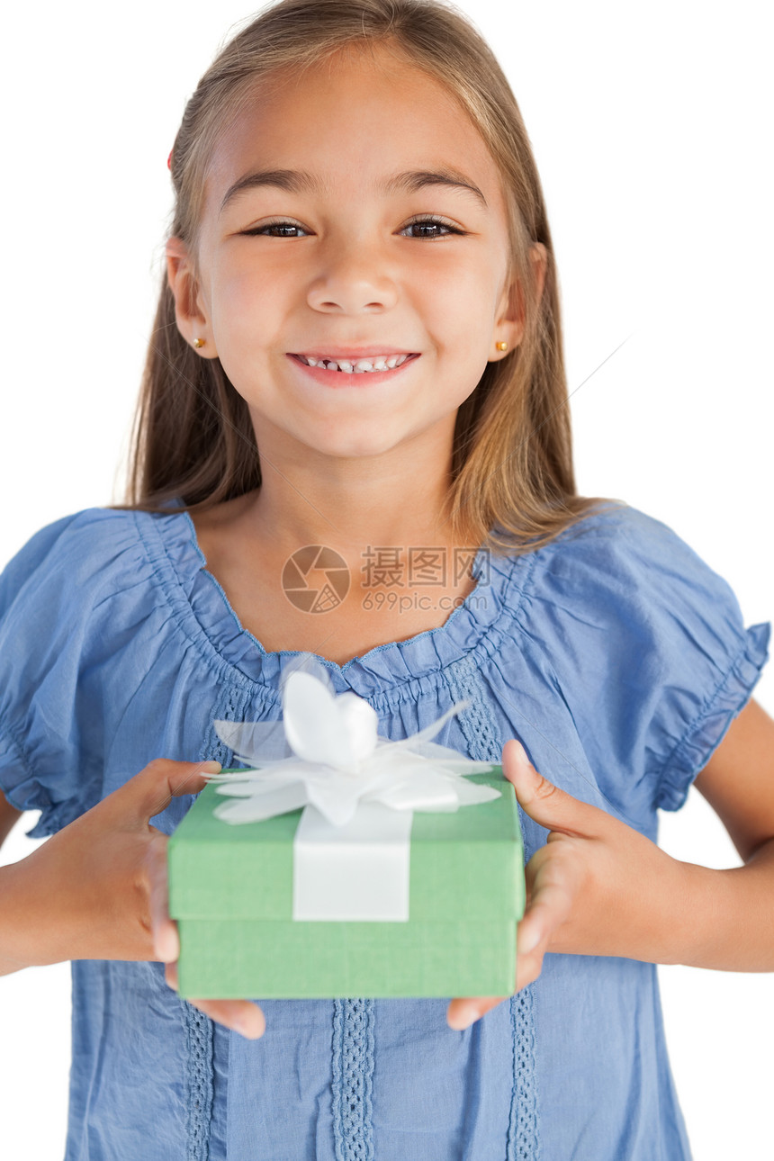 带着包着礼物的快乐的小姑娘图片