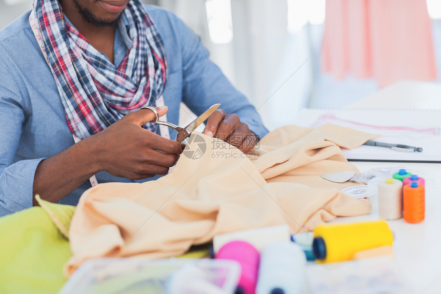 时装设计师切割纺织工作室织物职业材料创造力男性剪刀工作男人商业图片