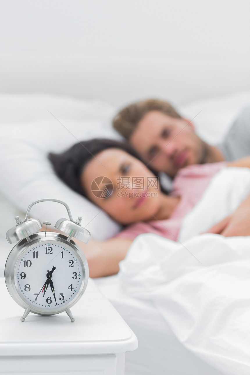 一对躺在床上的情侣 就在闹钟旁边图片