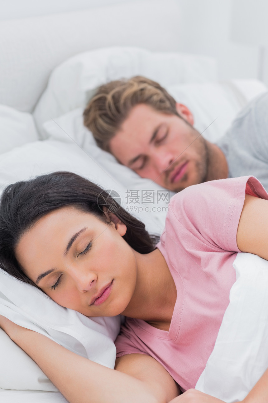 睡在床上的情侣被子女士羽绒被短发男性棕色感情长发女性枕头图片