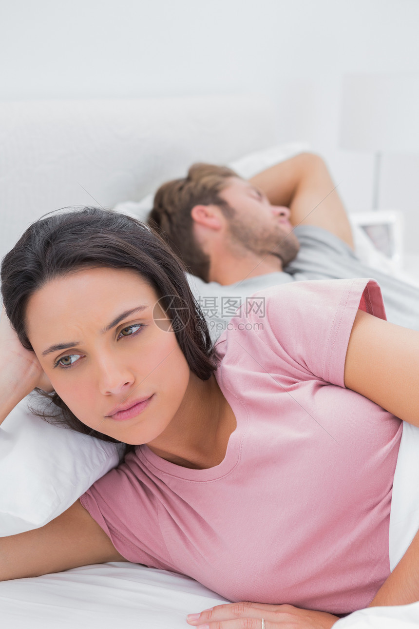 深思熟虑的女人躺在床上男性棕色午睡苏醒思维被子卧室长发女性说谎图片