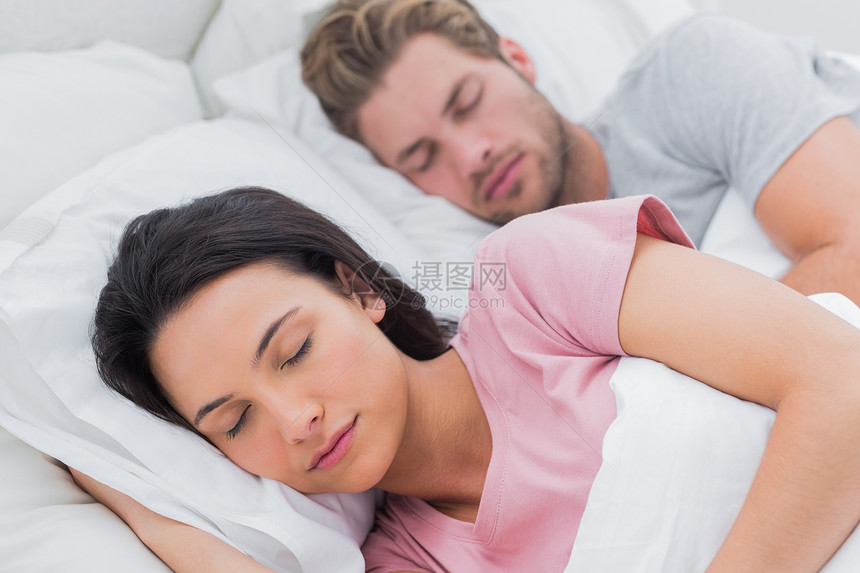 美丽的一对夫妇睡着的肖像图片