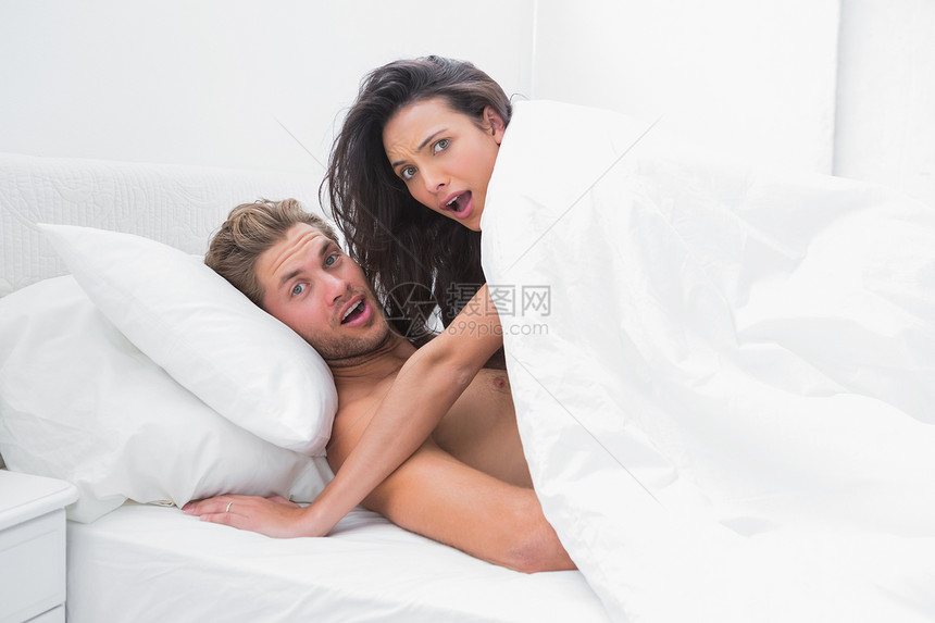 一对夫妇在床上大吃一惊图片