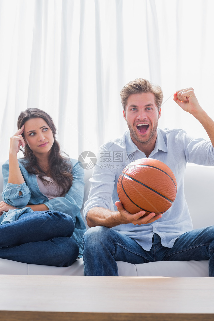 女人看着她丈夫 在篮球比赛中欢庆图片