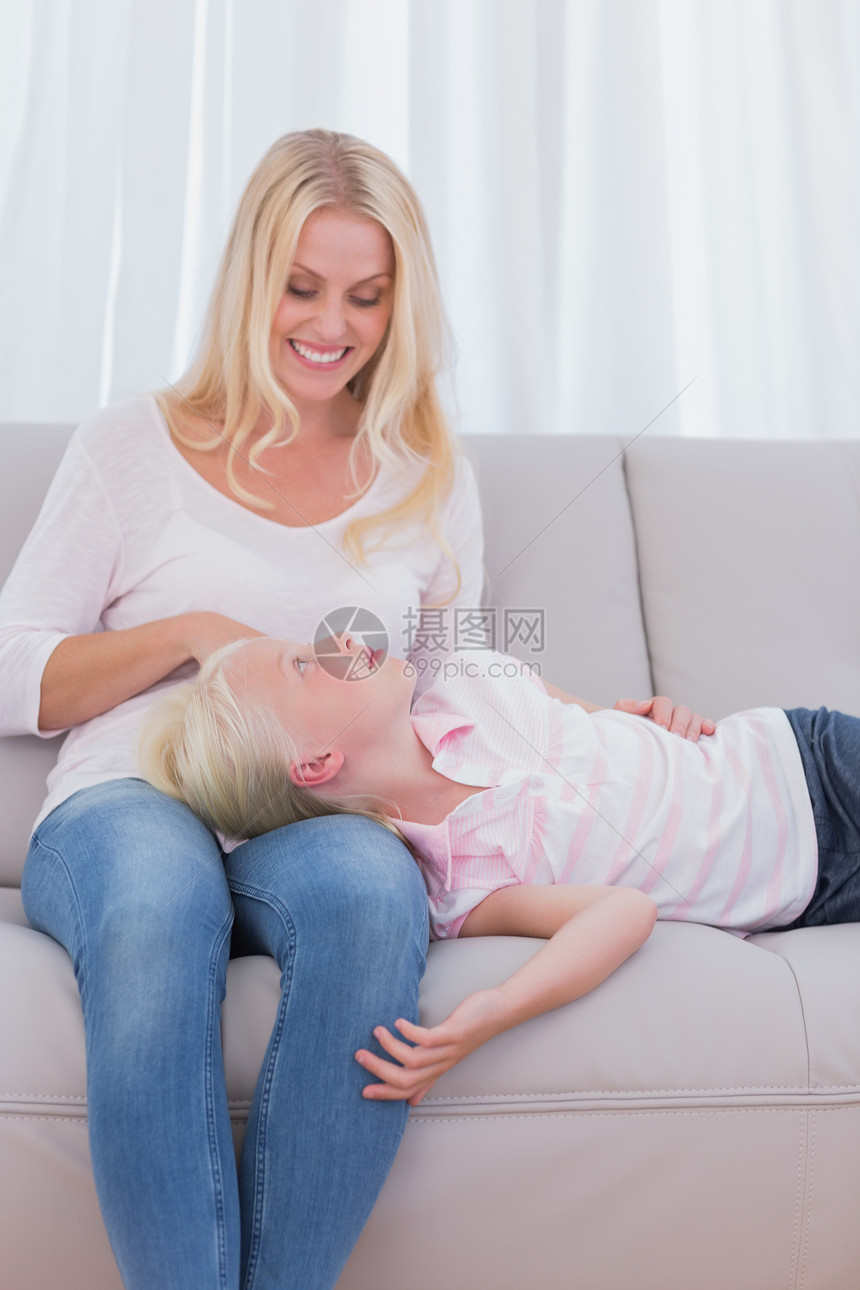 小女孩躺在她母亲的背上图片