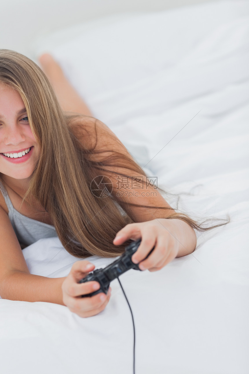 玩电玩游戏的年轻女孩图片