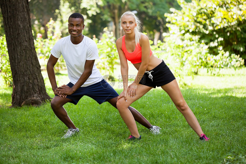 夏在户外公园的青年跑步运动员活动赛跑者运动慢跑身体行动闲暇公园男人成人图片