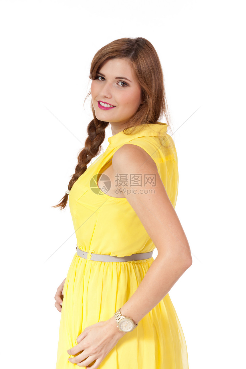身着黄色衣服的年轻黑发女孩被孤立嘴唇裙子魅力头发发型成人皮肤女性化妆品微笑图片