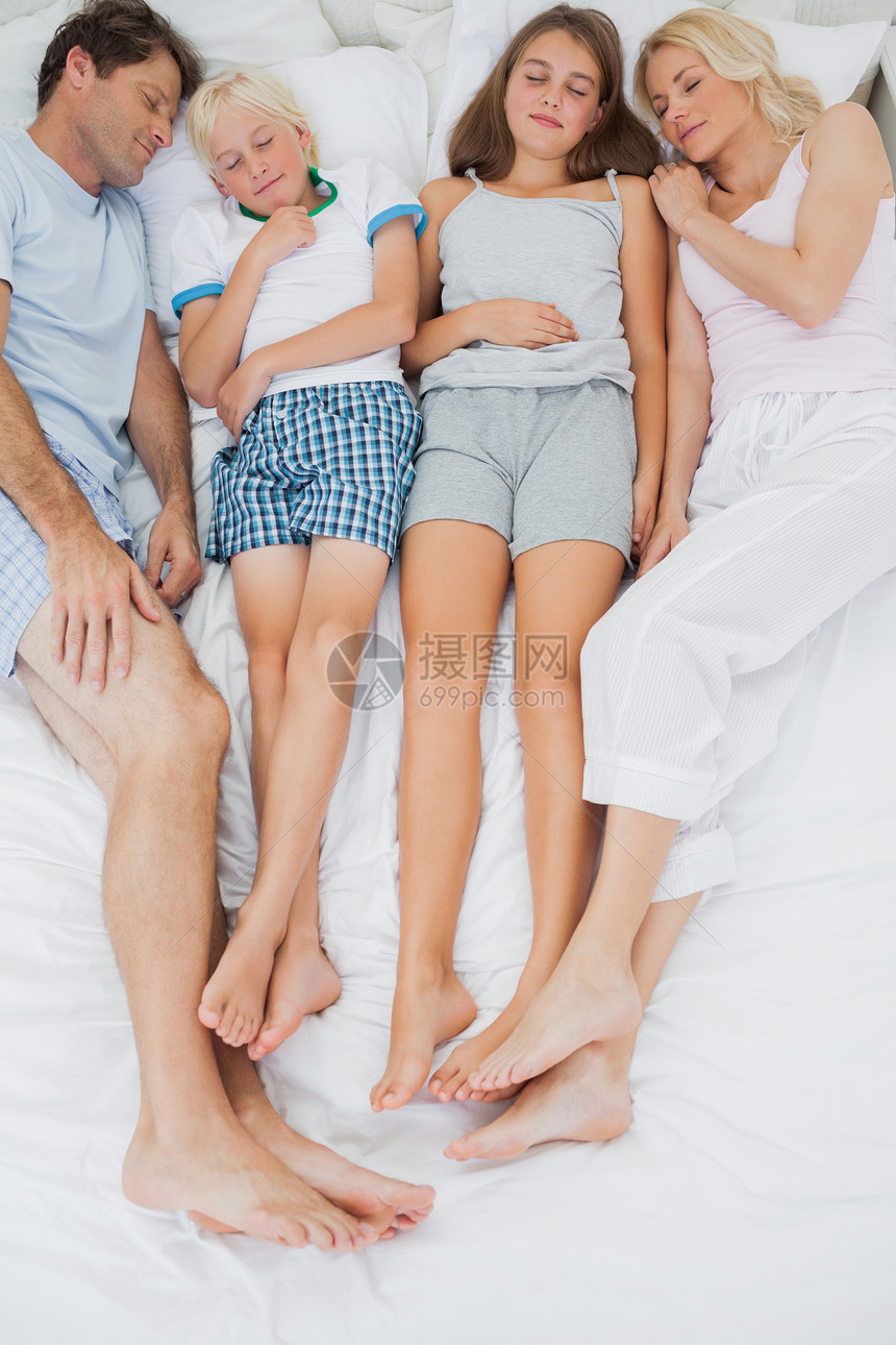 家庭睡在床上睡眠女儿金发女郎女孩母亲金发长发姐姐午睡女性图片