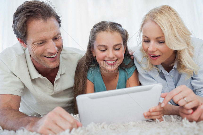 女孩及其父母使用平板电脑图片