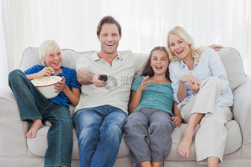 家庭在沙发上看电视公寓快乐孩子女性女孩频道房子长椅电视感情图片