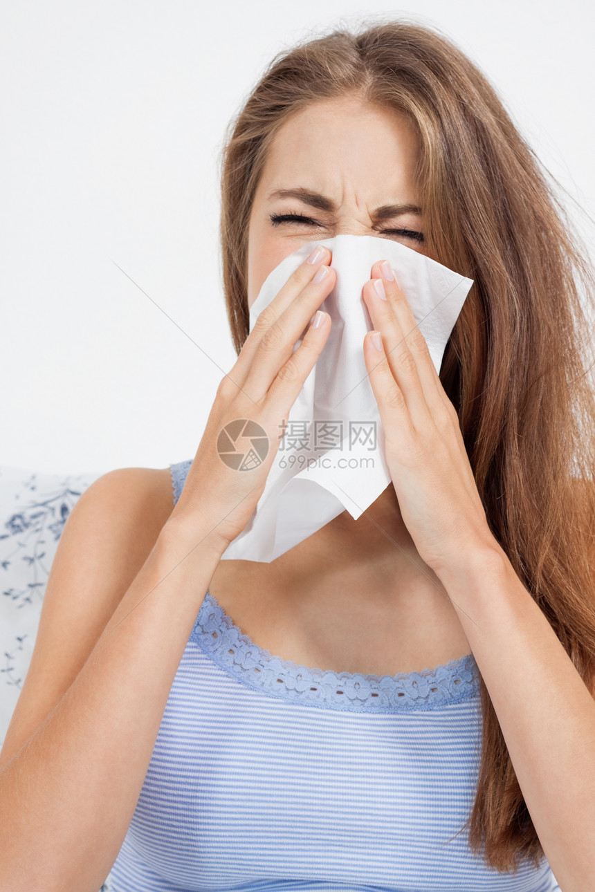 患有流感 感冒流感的年轻黑发青年妇女蓝色女士皮肤枕头过敏打鼾花粉女孩女性卧室图片