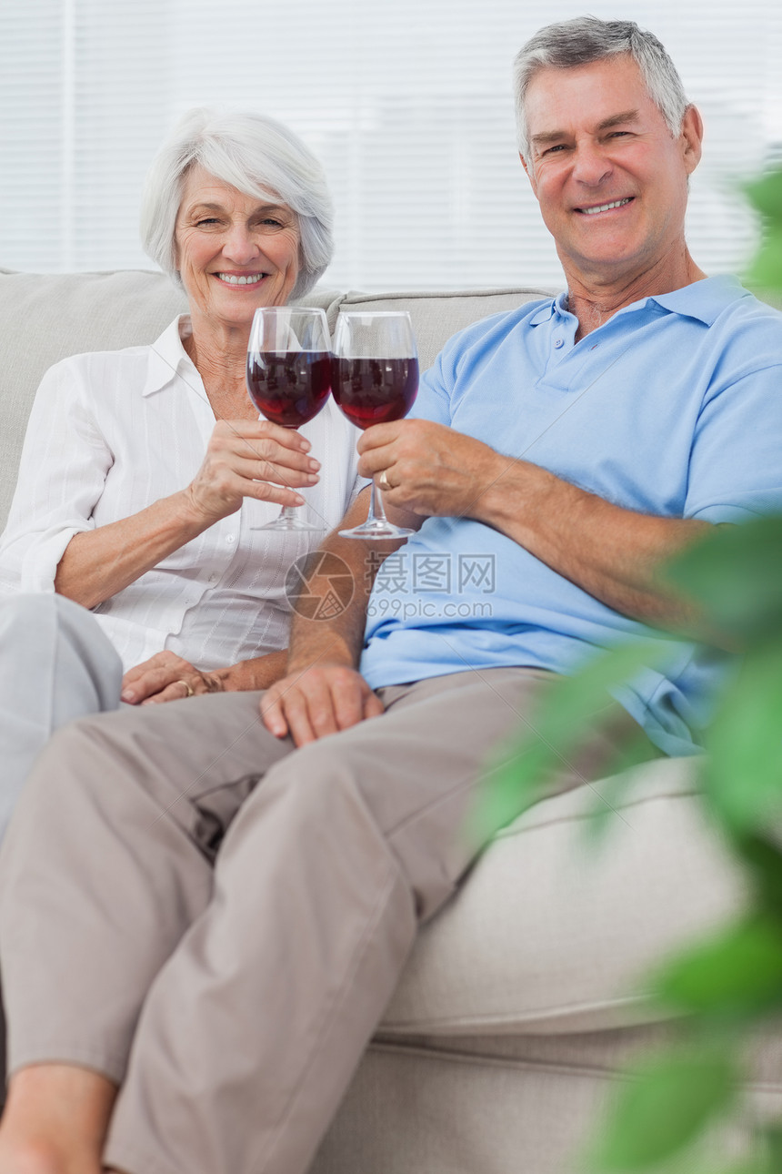 丈夫和妻子用红酒杯缠在一起图片