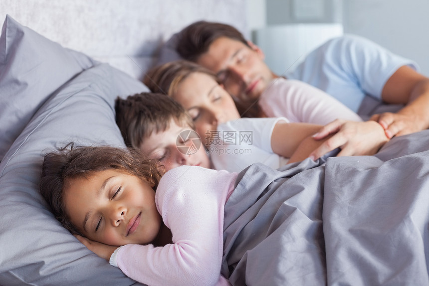 睡在床上的可爱家庭图片