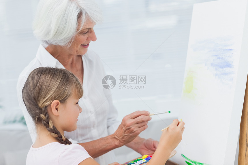 外祖母和孙孙女一起绘画图片