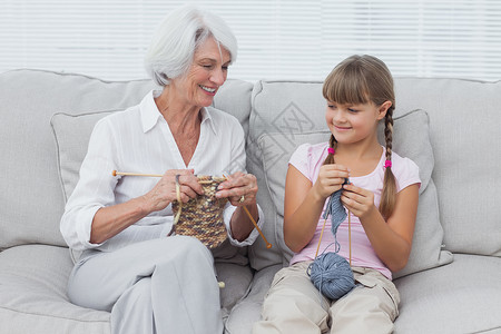 外孙女学习如何与外祖母织衣高清图片