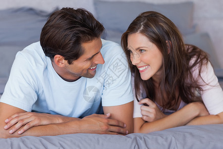 男人和女人躺在床上长发羽绒被微笑短发房子团结情怀女士夫妻家庭背景图片